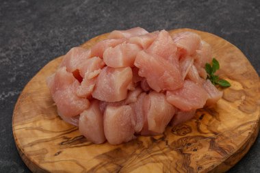 Pişirmek için çiğ tavuk göğsü.