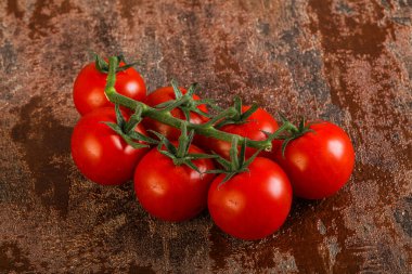 Taze olgun domates dalıyla izole edilmiş.