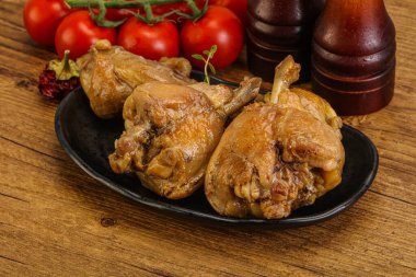 Tatlı ve baharatlı soslu tavşan yahnisi.