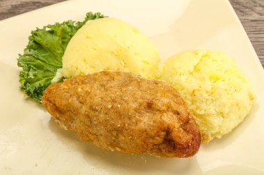 Patates püresiyle doğranmış etten çıtır tavuk pirzolası.
