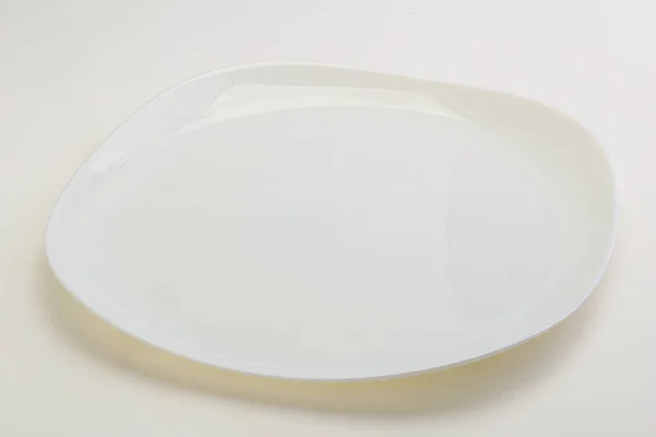 Λευκό Προκαθαρό Πιάτο Για Σερβίρισμα Απομονωμένο — Φωτογραφία Αρχείου