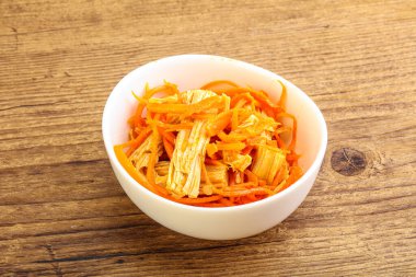 Havuçlu ve baharatlı Kore soya kuşkonmazı.