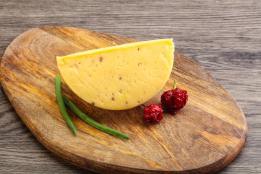 Cevizli sert peynir tuğlası.