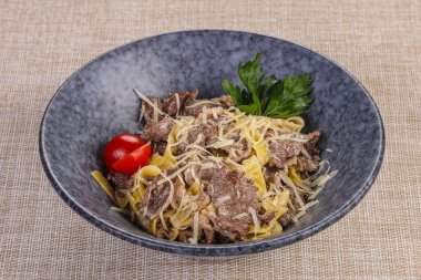 Biftek ve peynirli İtalyan Makarnası