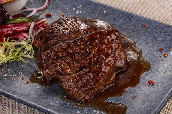 Grilovaný Hovězí Steak Podávaný Pepřem Rozmarýnem — Stock fotografie