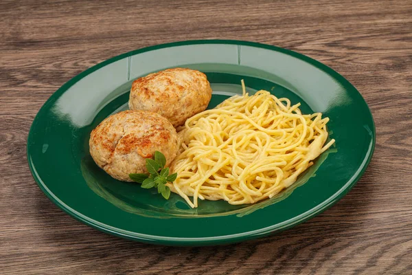 Peynirli spagetti ve ev yapımı tavuk pirzolası.