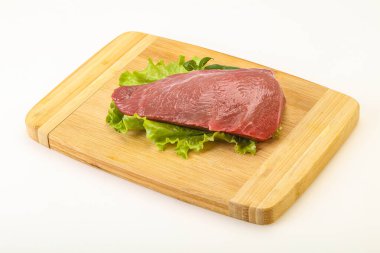 Pişirmek için çiğ et parçası.