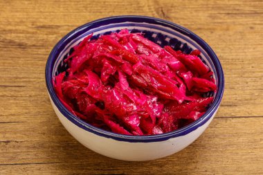 Kasede pancar kökü olan marine edilmiş kırmızı lahana.