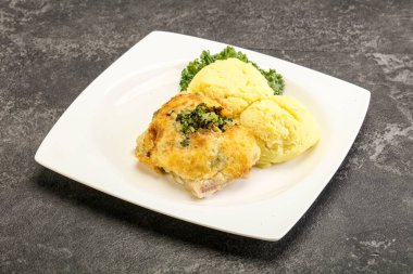 Patates püresi ve peynirli kızarmış pangasius fileto.