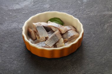 Atıştırmak için dilimlenmiş ringa filetosu kasede.