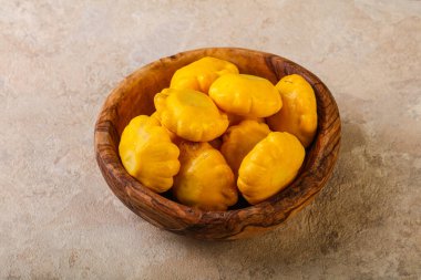 Kasede marine edilmiş bebek pastaları var.