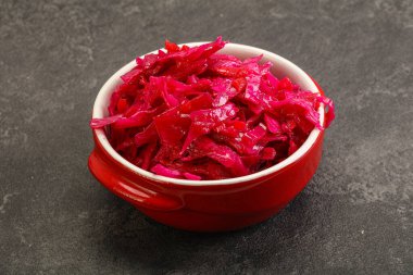 Kasede pancar kökü olan marine edilmiş kırmızı lahana.