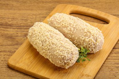 Fırında pişmemiş tavuk pirzolası.