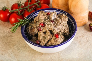 Krema soslu tavuk ciğeri biberiye servis edildi.