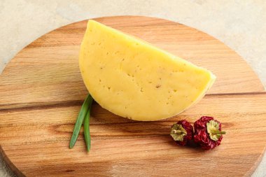 Cevizli sert peynir tuğlası.