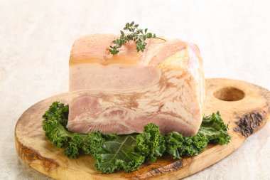 Ev yapımı domuz pastırması.