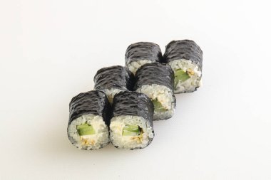 Geleneksel Japon salatalıklı makarası.