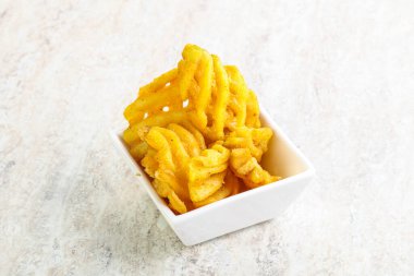 Lezzetli kızarmış patates dilimi kasede