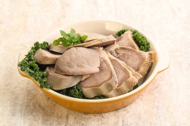 Dilimlenmiş domuz dili aperatifi. Fesleğen servis edildi.