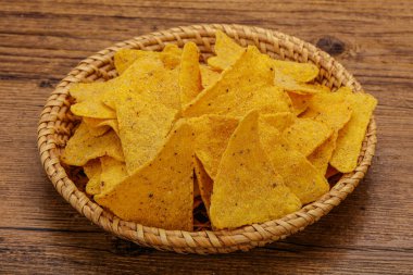 Meksika mısır cipsi üçgen yığını.