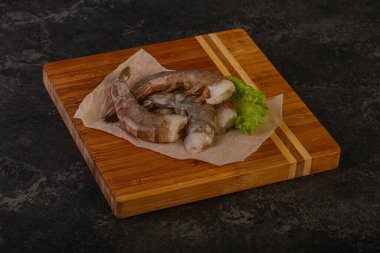 Çiğ kaplan karides yığını yemek için.