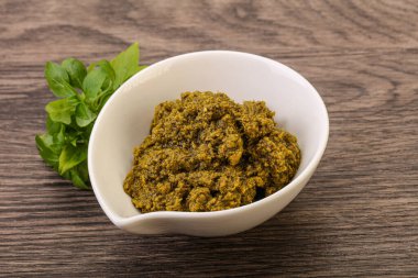 Fesleğen ve sedir fıstıklı yeşil sos sosu.