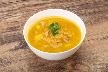 Füme et ve sebzeli bezelye çorbası.