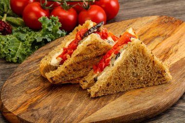 Patlıcanlı ve peynirli vejetaryen sandviçi.