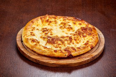 Geleneksel Gürcistan usulü peynirli khachapuri turtası