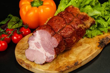 Atıştırmalık olarak nefis füme domuz eti.