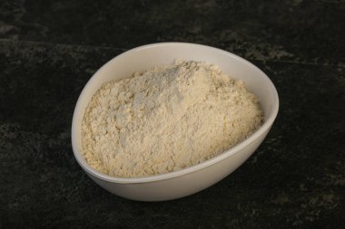 Buğday unu kasede yemek pişirmek için.