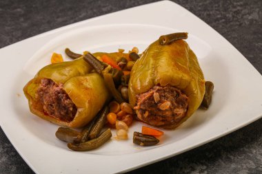 Doldurulmuş dolma dolma biber, et ve pilav.