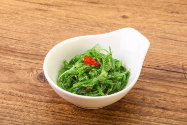 Kasede kırmızı havyar servis edilen geleneksel Asya chukka salatası.