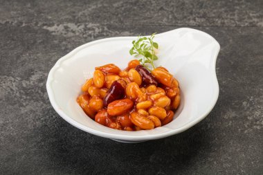 Domates sosunda çeşitli böbrekler pişirdim.