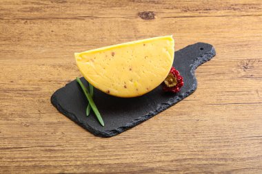 Cevizli sert peynir tuğlası.