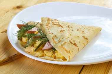 Patates püresi ve sosisli krep.