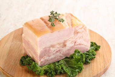 Ev yapımı domuz pastırması.