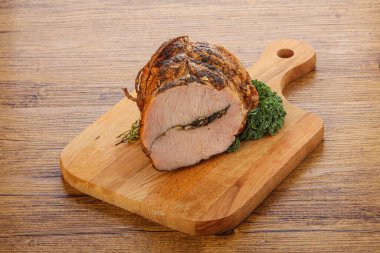 Füme domuz eti leziz aperatifler güvertede.