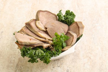 Dilimlenmiş domuz dili aperatifi. Fesleğen servis edildi.