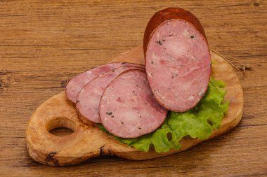 Baharatlı ve otlu füme jambon.