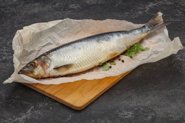 Biber ve baharatlı tuzlu ringa balığı.