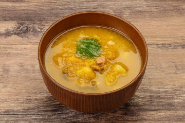 Füme et ve sebzeli bezelye çorbası.