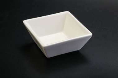 Siyahın üzerine servis için beyaz leke.