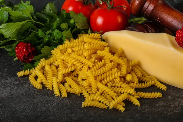 Raw Italian Pasta Fusilli Cooking Vegetables — Stock Photo, Image