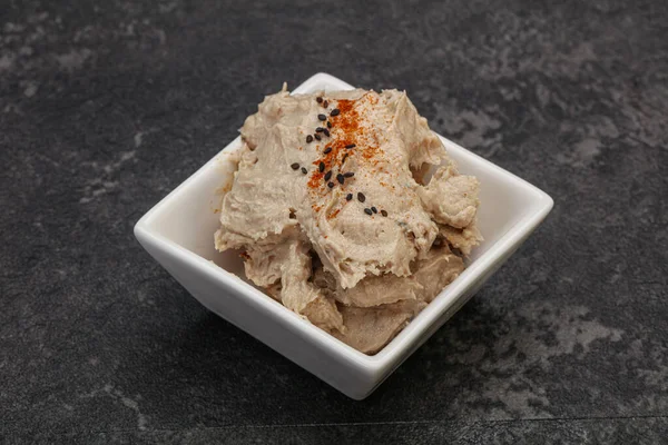 Kavanozda baharatlı ringa yağı var.