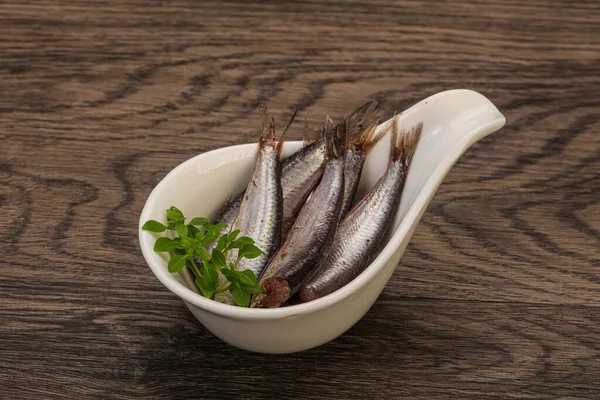 Anchoas Merienda Pescado Tazón Servido Hojas Albahaca —  Fotos de Stock