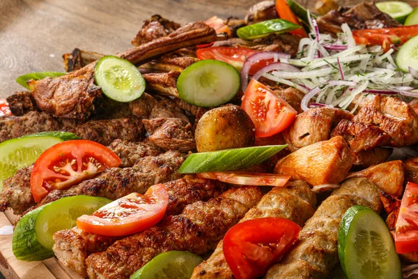 Grilled Various Meat Barbeque Mix Vith Vegetables — Foto de Stock