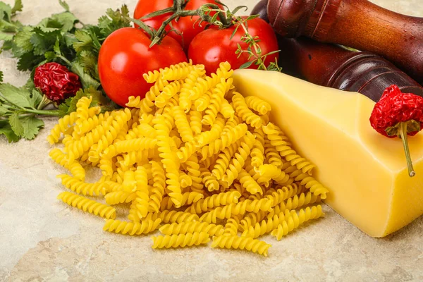 Pâtes Italiennes Crues Fusilli Pour Cuisiner Avec Des Légumes — Photo