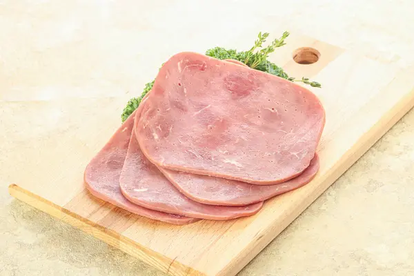 Sliced Beef Ham Lanche Sobre Bordo — Fotografia de Stock