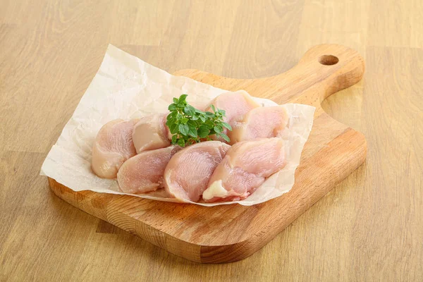 Irisan Dada Ayam Mentah Untuk Dimasak Atas Papan — Stok Foto